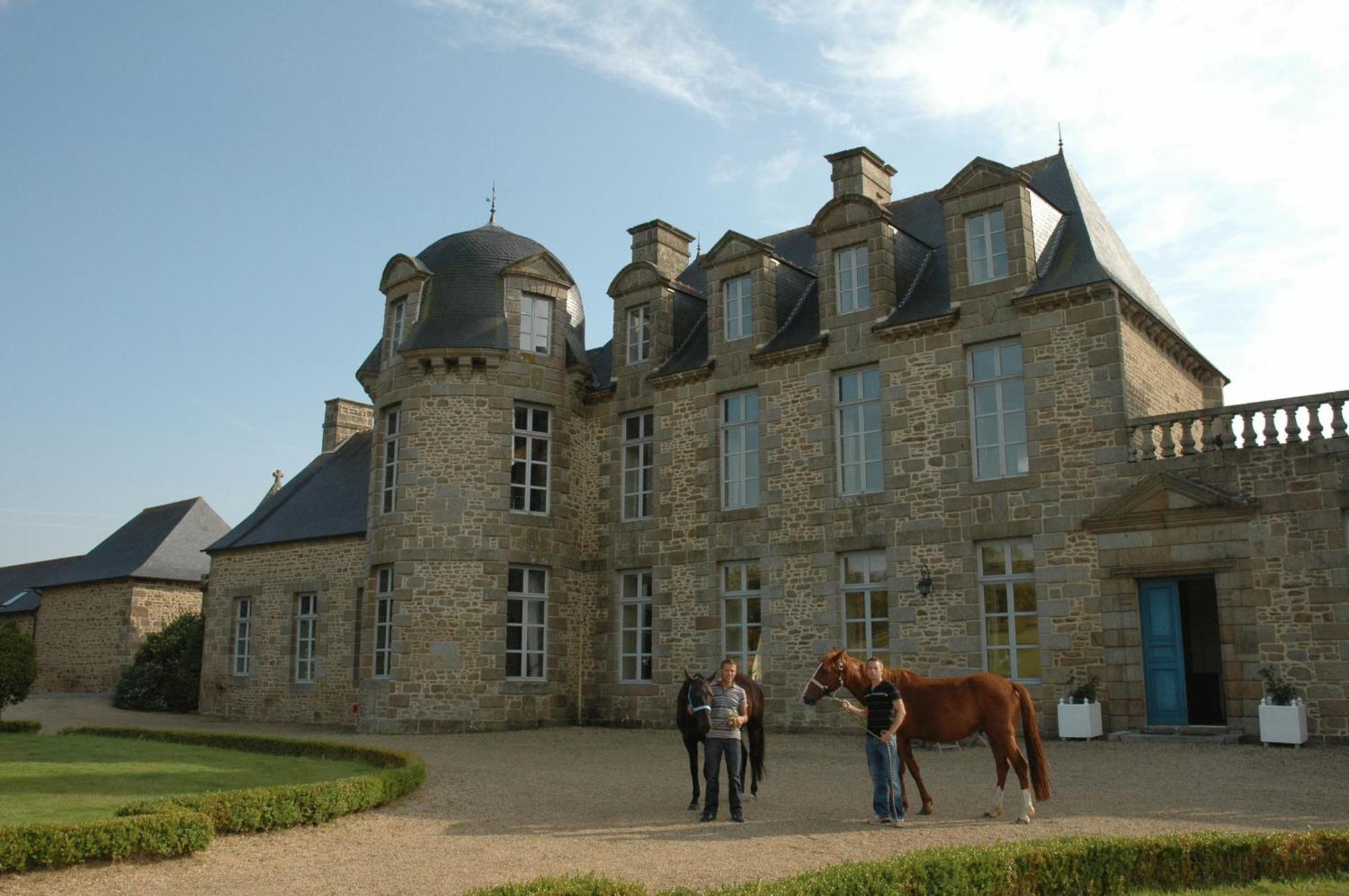 ホテル Chateau Du Bois-Guy Golf Parigné エクステリア 写真