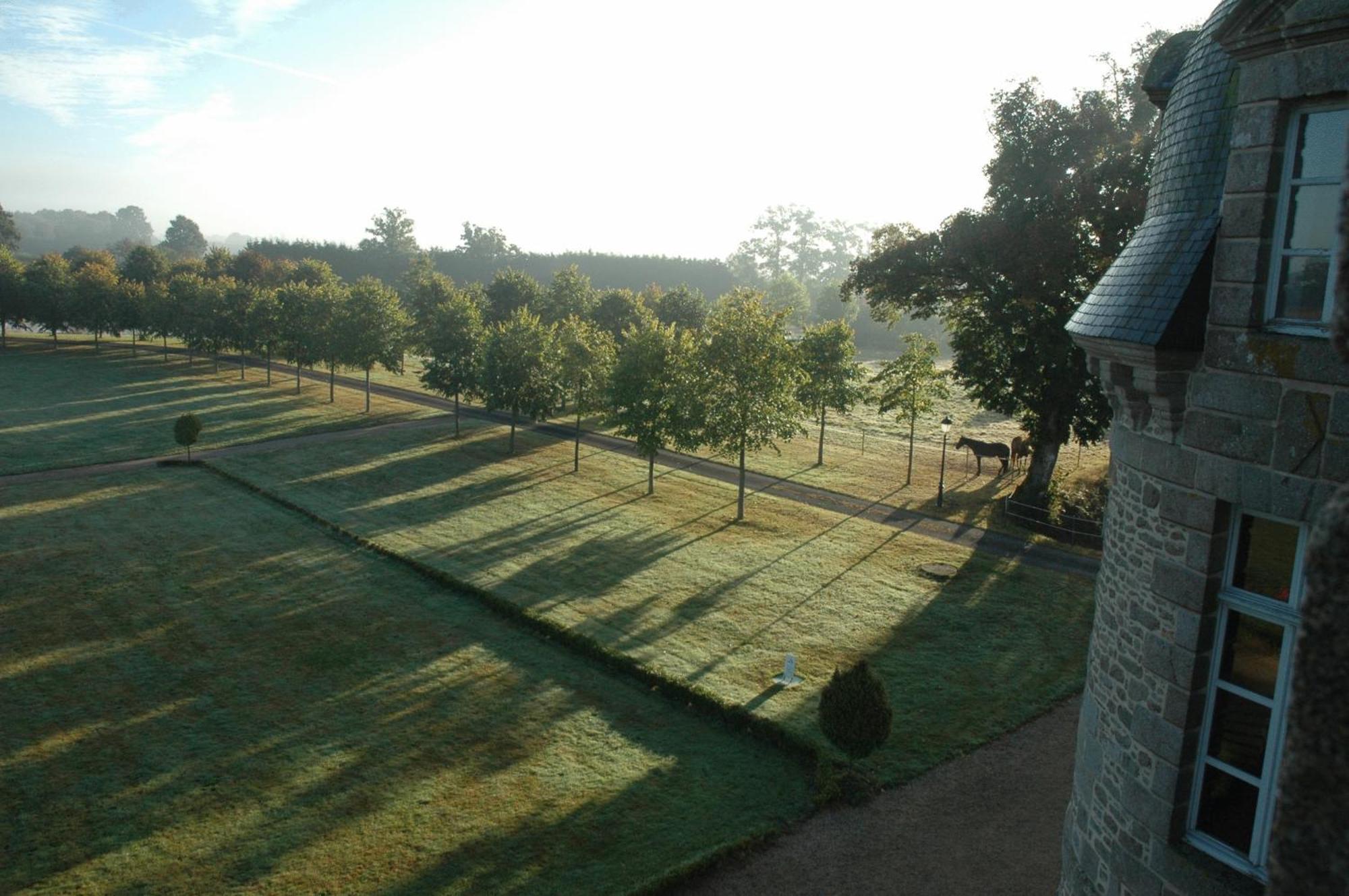 ホテル Chateau Du Bois-Guy Golf Parigné エクステリア 写真